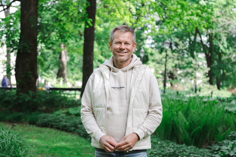 Stig Henning Pedersen, farmasøyt i Farmasiet, fotografert i Slottsparken