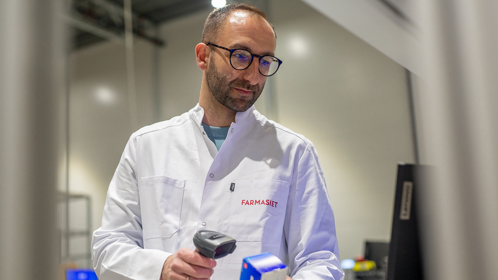 Farmasøyt som skanner apoteksvarer