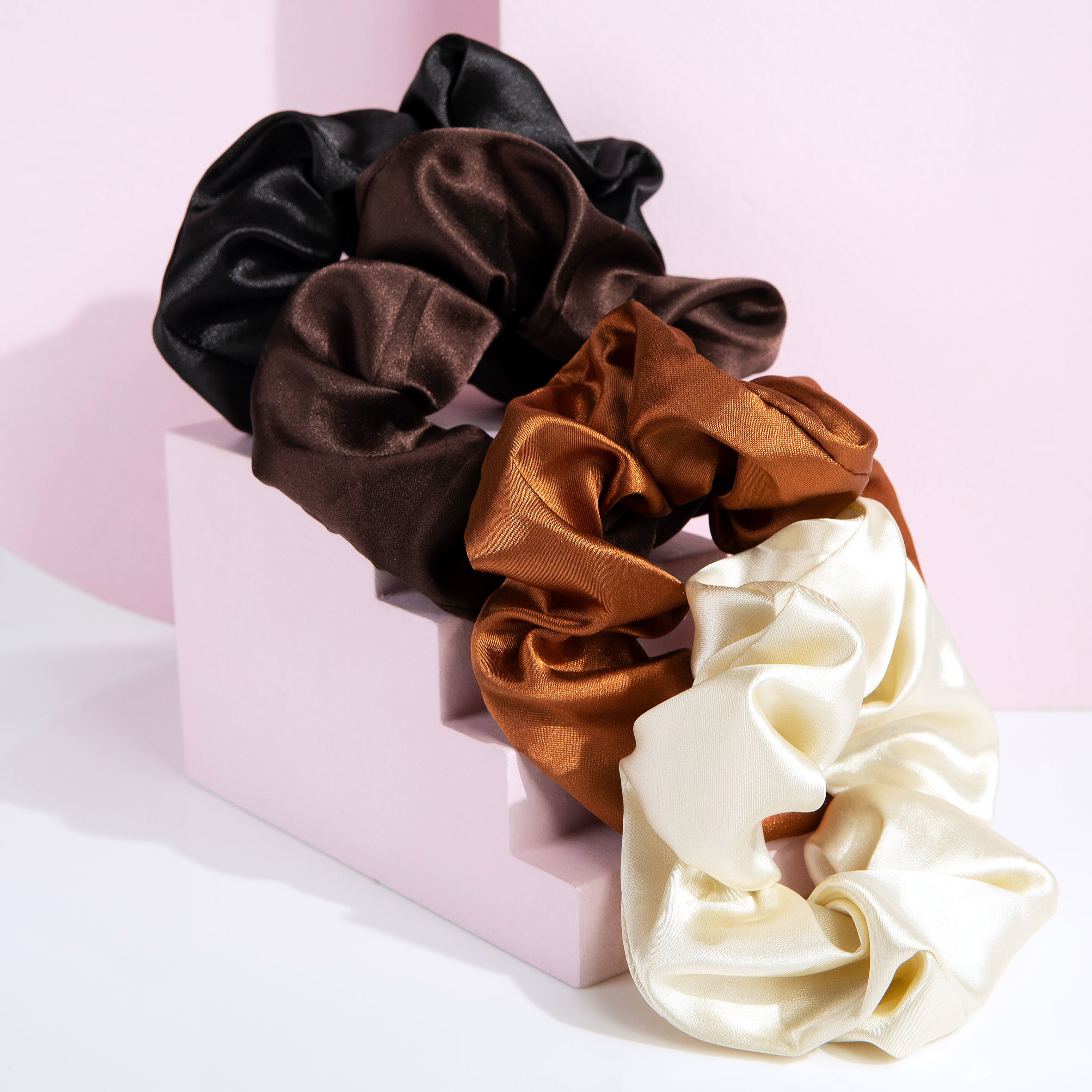 Brushworks Nude Satin Scrunchies, 4 stk.