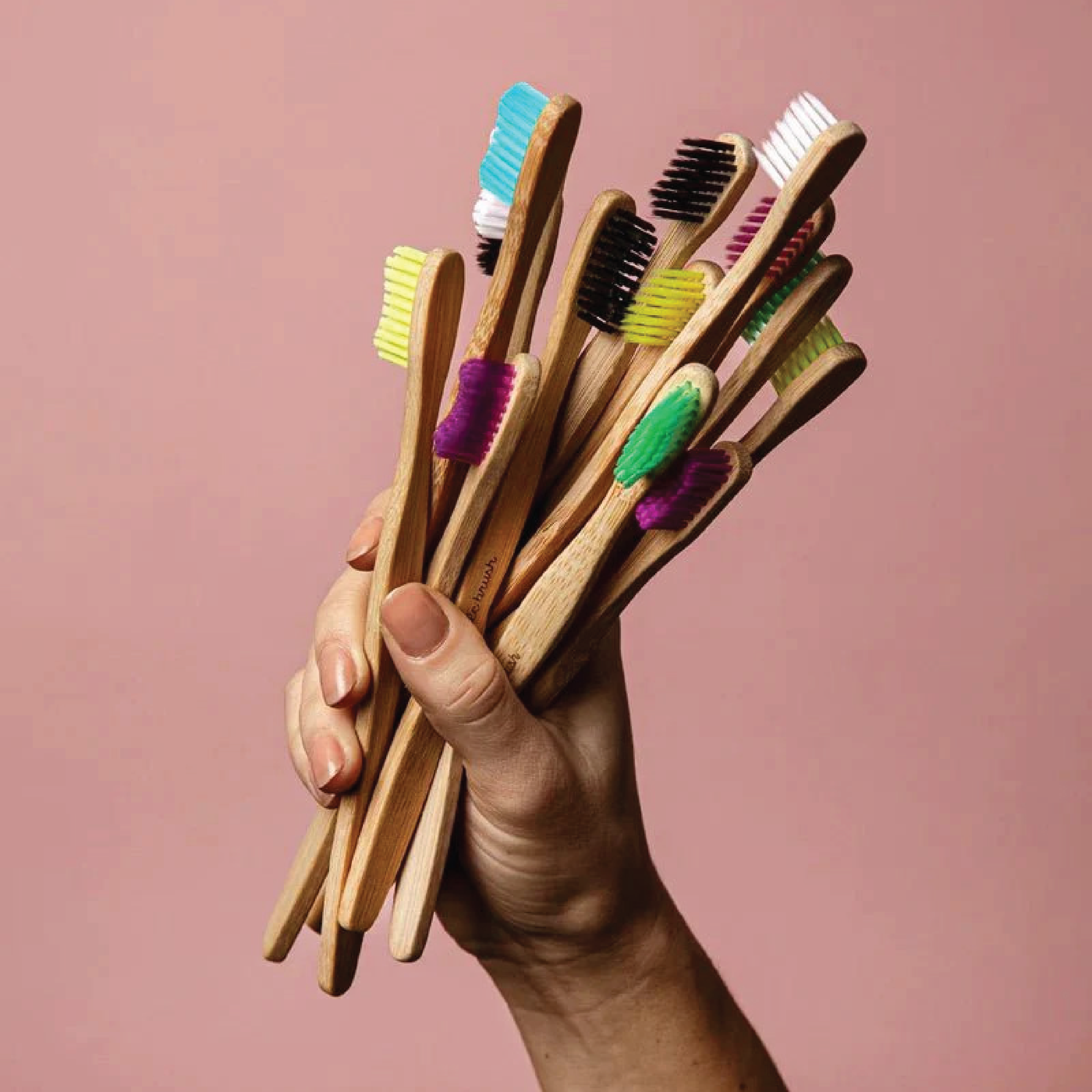 The Humble Co. Flat Curved Toothbrush Adult Medium, 5 stk.